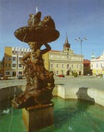 Havlíčkův Brod - renesanční radnice a tzv. koudelkova kašna se sochou Tritóna z konce 18. století.